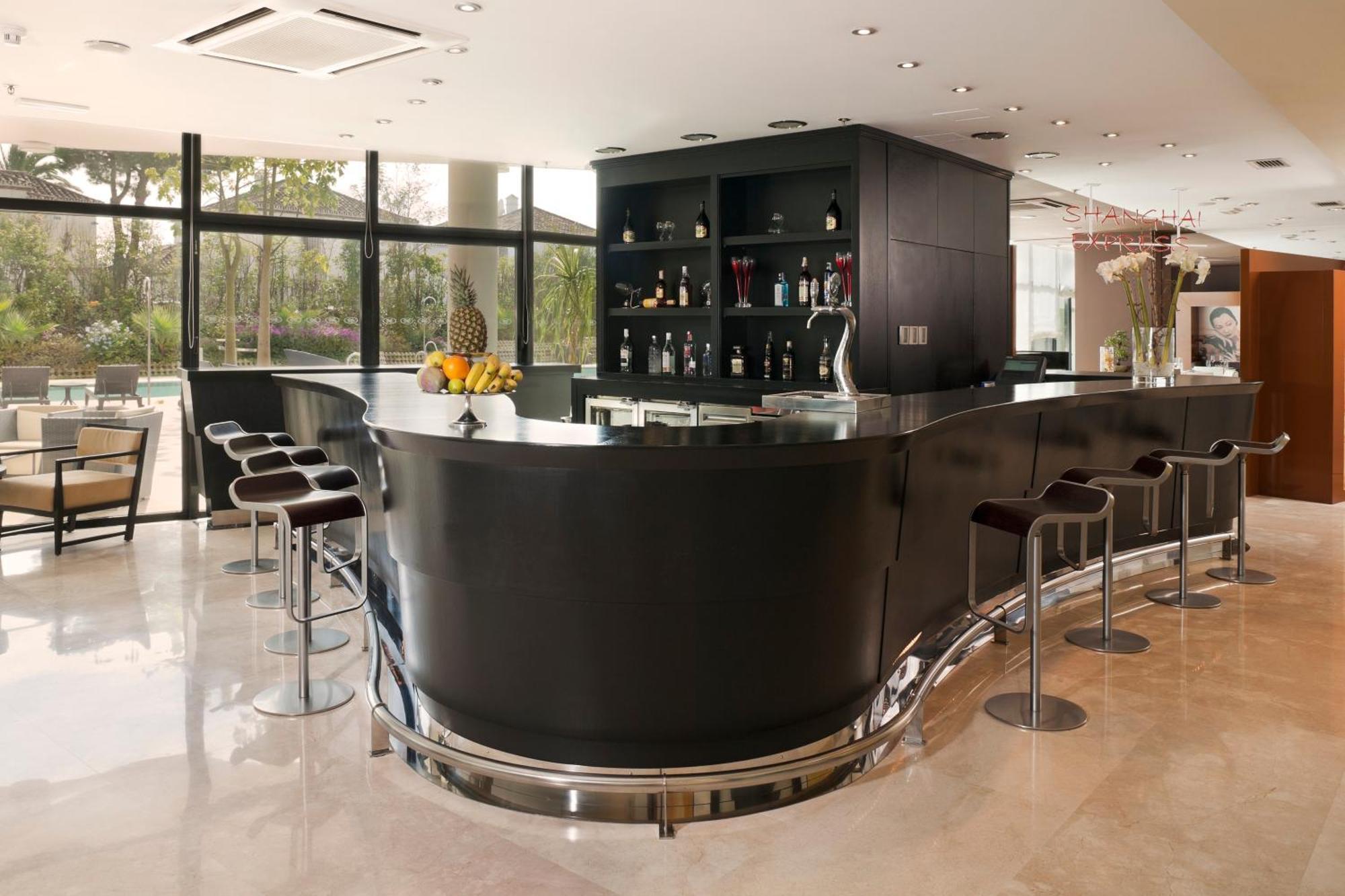 Готель Senator Banus (Adults Only) Естепона Ресторан фото The bar at the hotel